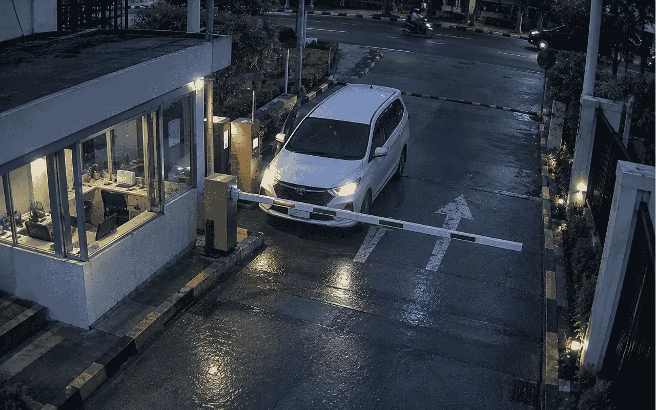 Kamera CCTV gerbang perusahaan, mobil masuk melewati palang